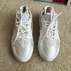Nike huaraches white